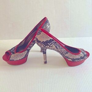 Guess Platform Shoes in Animal print in Red/Creme/Brown Size 7.5